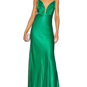 100% viscose
100% polyester
Hand wash
Shoulder straps
Back tie closure
Sateen